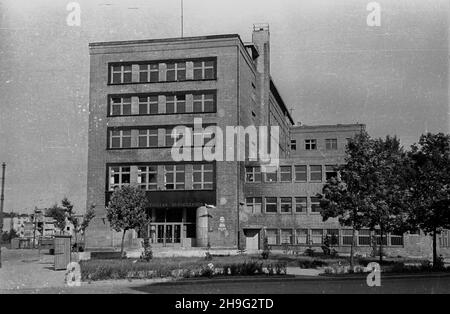 Warszawa, 1948-06. Odbudowany, ca³kowicie zniszczony podczas II wojny œwiatowej, gmach Zak³adu Ubezpieczeñ Spo³ecznych, siedziba Centrali ZUS przy ul. Czerniakowskiej 231. Instytucja wznowi³a dzia³alnoœæ 17 wrzeœnia 1946 roku. mw PAP/Stanis³aw D¹browiecki Dok³adny dzieñ wydarzenia nieustalony. Warschau, Juni 1948. Das Gebäude der Sozialversicherungsanstalt (ZUS), das während des Zweiten Weltkriegs komplett beschädigt und nun wieder aufgebaut wurde, ist Sitz des ZUS-Hauptquartiers in der Czerniakowska-Straße 231. Am 17. September 1946 nahm die Anlage ihren Betrieb wieder auf. mw PAP/Stanislaw Dabrowiecki Stockfoto