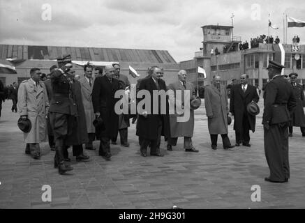 Warszawa, 1948-06-01. Wizyta bu³garskiej delegacji rz¹dowej w Polsce (28 maja - 1 czerwca 1948 r.). W sk³ad delegacji wchodzili m.in.: Premier Georgi Dymitrow, wicepremier i Minister spraw zagranicznych Wasyl Kolarow oraz wicepremier i Minister elektryfikacji Kimon Georgiew. Uroczystoœæ po¿egnania na lotnisku Okêcie. NZ. m. in. Wiceminister obrony narodowej gen. Bryg. Piotr Jaroszewicz (1L w pierwszym rzêdzie), Premier Józef Cyrankiewicz (3L w pierwszym rzêdzie), Georgi Dymitrow (4L w pierwszym rzêdzie), Wasyl Kolarow (3P w pierwszym rzêdzie, Minister spraw zagranicznych Zygmunt Modzelewski (2 Stockfoto