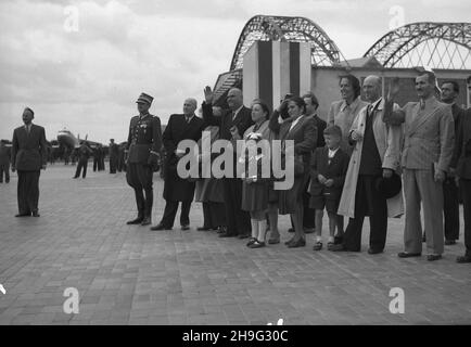 Warszawa, 1948-06-01. Wizyta bu³garskiej delegacji rz¹dowej w Polsce (28 maja - 1 czerwca 1948 r.). W sk³ad delegacji wchodzili m.in.: Premier Georgi Dymitrow, wicepremier i Minister spraw zagranicznych Wasyl Kolarow oraz wicepremier i Minister elektryfikacji Kimon Georgiew. Uroczystoœæ po¿egnania na lotnisku Okêcie. NZ. m. in. premier Polski Józef Cyrankiewicz (3L), wiceminister obrony narodowej gen. Bryg. Piotr Jaroszewicz (2L), ambasador Bu³garii Pawe³ Tagorow (4L). mb PAP Warschau, 28. Mai 1948. Besuch der bulgarischen Regierungsdelegation in Polen (28. Mai - 1. Juni 1948). Die de Stockfoto