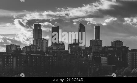 Silhouette der Skyline von Madrid - Finanzviertel Cuatro Torres Stockfoto