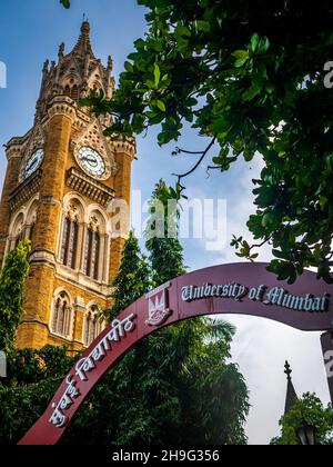 MUMBAI, INDIEN - 2. Oktober 2021 -Heritage architecture of University of Mumbai located in Fort Mumbai India. Eine der frühesten staatlichen Universitäten in Stockfoto