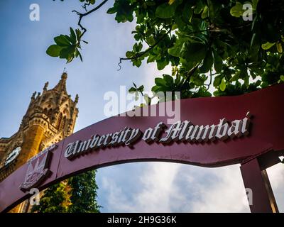 MUMBAI, INDIEN - 2. Oktober 2021 -Heritage architecture of University of Mumbai located in Fort Mumbai India. Eine der frühesten staatlichen Universitäten in Stockfoto