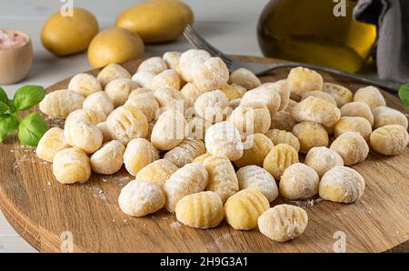 Nahaufnahme. Hausgemachte italienische Gnocchi aus Kartoffeln, Weizenmehlteig, Eier Stockfoto