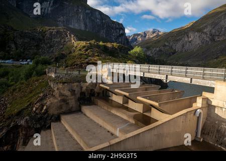 Hydrotechnische Firewall auf dem Bergsee in den Pyrenäen des Lac des Gloriettes - Frankreich Stockfoto