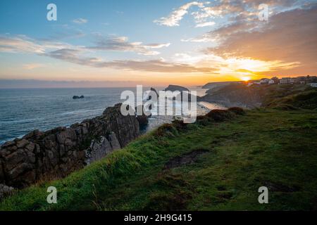 Unglaubliche Klippen an der spanischen Küste bei Santander bei einem wunderschönen Sonnenaufgang. Stockfoto