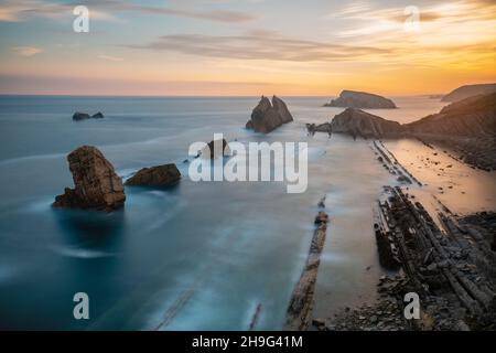 Unglaubliche Klippen an der spanischen Küste bei Santander bei einem wunderschönen Sonnenaufgang. Stockfoto