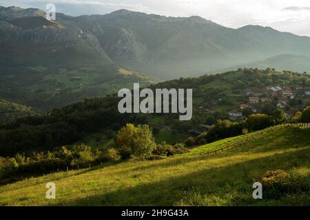 Berglandschaft im Nationalpark Picos de Europa bei schönem Sonnenuntergang Stockfoto