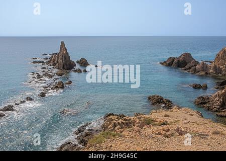 Klippen am Cabo de Gata, vom Aussichtspunkt Las Sirenas aus gesehen Stockfoto