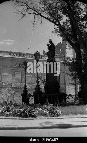 Warszawa, 1948-06. Ulica Krakowskie Przedmieœcie. NZ. Zniszczony podczas II wojny œwiatowej budynek Warszawskiego Towarzystwa Dobroczynnoœci, w trakcie odbudowy. Na pierwszym planie figura Matki Boskiej Passawskiej, ufundowana w 1683 r. przez W³ocha J.S. Belottiego. As PAP Warschau, Juni 1948. Krakowskie Przedmiescie Street. Im Bild: Das kriegszerstörte Gebäude der Warschauer Wohltätigkeitsgesellschaft, das sich im Wiederaufbau befindet. Im Vordergrund die Statue der Mutter Gottes von Passau, gegründet 1683 vom Italiener J.S. Belotti. Als PAP Stockfoto