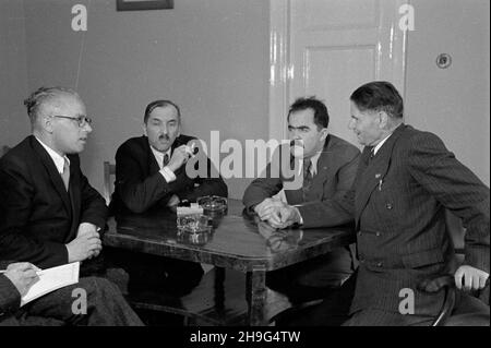 Warszawa, 1948-06. Ministerstwo Rolnictwo. NZ. m.in. Podsekretarze stanu w ministerstwie Stanis³aw Tkaczow (2P) i Stanis³aw Kowalewski (2L). wb PAP Dok³adny dzieñ wydarzenia nieustalony. Warschau, Juni 1948. Das Landwirtschaftsministerium. Im Bild: Staatssekretäre im Ministerium Stanislaw Tkaczow (2nd rechts) und Stanislaw Kowalewski (2nd links). wb PAP Stockfoto