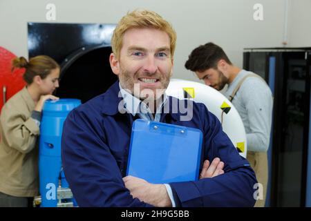 Porträt eines selbstbewussten männlichen Wartungstechnikers Stockfoto