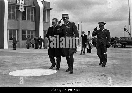 Warszawa, 1948-06-01. Wizyta delegacji rz¹dowej Bu³garii z premierem Georgi Dymitrowem na czele w Polsce (28 maja - 1 czerwca). Uroczystoœæ po¿egnania na lotnisku Okêcie. NZ. m.in. Georgi Dymitrow (1L) i wiceminister obrony narodowej gen. Brygady Piotr Jaroszewicz. W le hala odlotów. mb PAP Warschau, 1. Juni 1948. Die bulgarische Regierungsdelegation, angeführt von Premierminister Georgy Dymitrov, besucht Polen vom 28. Mai bis 1. Juni. Die Abschiedszeremonie am Flughafen Okecie. Im Bild: Georgi Dymitrov (1st von links) und der stellvertretende Verteidigungsminister Brigadegeneral Piotr Jaroszewicz. Im Hintergrund die Abt Stockfoto