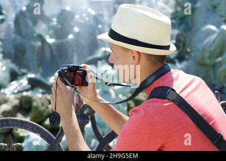 Reisende junge Touristen, die Fotos machen Stockfoto