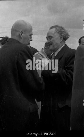 Warszawa, 1948-06-01. Wizyta delegacji rz¹dowej Bu³garii z premierem Georgi Dymitrowem na czele w Polsce (28 maja - 1 czerwca). Uroczystoœæ po¿egnania na lotnisku Okêcie. NZ. premier Józef Cyrankiewicz (L), Georgi Dymitrow. mb PAP Warschau, 1. Juni 1948. Die bulgarische Regierungsdelegation, angeführt von Premierminister Georgy Dymitrov, besucht Polen vom 28. Mai bis 1. Juni. Die Abschiedszeremonie am Flughafen Okecie. Im Bild: PM Jozef Cyrankiewicz (von links) und Georgy Dimitrov. mb PAP Stockfoto