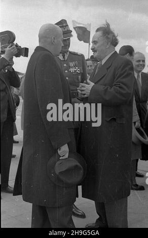 Warszawa, 1948-06-01. Wizyta delegacji rz¹dowej Bu³garii z premierem Georgi Dymitrowem na czele w Polsce (28 maja - 1 czerwca). Uroczystoœæ po¿egnania na lotnisku Okêcie. NZ. od lewej: premier Józef Cyrankiewicz (L), gen. Brygady Piotr Jaroszewicz, Georgi Dymitrow, cz³onek Biura Politycznego Komitetu Centralnego Polskiej Partii Robotniczej Jakub Berman. mb PAP Warschau, 1. Juni 1948. Die bulgarische Regierungsdelegation, angeführt von Premierminister Georgy Dymitrov, besucht Polen vom 28. Mai bis 1. Juni. Die Abschiedszeremonie am Flughafen Okecie. Bild von links: PM Jozef Cyrankiewicz, Brigadier-General P Stockfoto