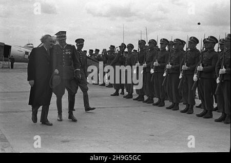 Warszawa, 1948-06-01. Wizyta delegacji rz¹dowej Bu³garii z premierem Georgi Dymitrowem na czele w Polsce (28 maja - 1 czerwca). Uroczystoœæ po¿egnania na lotnisku Okêcie. Nz. Georgi Dymitrow (1L) i wiceminister obrony narodowej gen. Brygady Piotr Jaroszewicz (2L) dokonuj¹ przegl¹du Kompanii Reprezentacyjnej Wojska Polskiego. mb PAP Warschau, 1. Juni 1948. Die bulgarische Regierungsdelegation, angeführt von Premierminister Georgy Dymitrov, besucht Polen vom 28. Mai bis 1. Juni. Die Abschiedszeremonie am Flughafen Okecie. Im Bild: Georgi Dymitrov (1st von links) und der stellvertretende Verteidigungsminister Brigadier-General Pi Stockfoto