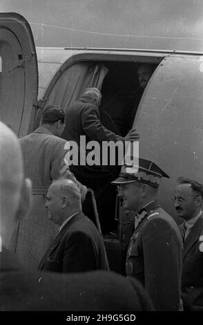 Warszawa, 1948-06-01. Wizyta delegacji rz¹dowej Bu³garii z premierem Georgi Dymitrowem na czele w Polsce (28 maja - 1 czerwca). Uroczystoœæ po¿egnania na lotnisku Okêcie. NZ. ambasador Bu³garii Pawe³ Tagorow, za nim wiceminister obrony narodowej gen. Brygady Piotr Jaroszewicz (2P). mb PAP Warschau, 1. Juni 1948. Die bulgarische Regierungsdelegation, angeführt von Premierminister Georgy Dymitrov, besucht Polen vom 28. Mai bis 1. Juni. Die Abschiedszeremonie am Flughafen Okecie. Im Bild: Bulgariens Botschafter in Polen Pawel Tagorov. Hinter ihm stellvertretender Verteidigungsminister Brigadier-General Piotr Jaroszewicz. mb P Stockfoto