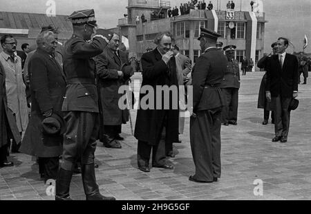 Warszawa, 1948-06-01. Wizyta delegacji rz¹dowej Bu³garii z premierem Georgi Dymitrowem na czele w Polsce (28 maja - 1 czerwca). Uroczystoœæ po¿egnania na lotnisku Okêcie. NZ. m.in. Wiceminister obrony narodowej gen. Brygady Piotr Jaroszewicz (salutuje), wicepremier i Minister elektryfikacji Bu³garii Kimon Georgiew Stojanow (z lask¹), Georgi Dymitrow (w ciemnym p³aszczu). mb PAP Warschau, 1. Juni 1948. Die bulgarische Regierungsdelegation, angeführt von Premierminister Georgy Dymitrov, besucht Polen vom 28. Mai bis 1. Juni. Die Abschiedszeremonie am Flughafen Okecie. Im Bild: stellvertretender Verteidigungsminister Brigadier-Ge Stockfoto