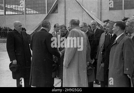 Warszawa, 1948-06-01. Wizyta delegacji rz¹dowej Bu³garii z premierem Georgi Dymitrowem na czele w Polsce (28 maja - 1 czerwca). Uroczystoœæ po¿egnania na lotnisku Okêcie. NZ. od lewej: premier Józef Cyrankiewicz, Georgi Dymitrow, rzecznik rz¹du Wiktor Grosz, wicepremier Antoni Korzycki; cz³onek Biura Politycznego Komitetu Centralnego Polskiej Partii Robotniczej Jakub Berman (6P), wicemarsza³ek Sejmu Ustawodawczego AP Roman Zambrowski (2P) Warschau, 1. Juni 1948. Die bulgarische Regierungsdelegation, angeführt von Premierminister Georgy Dymitrov, besucht Polen vom 28. Mai bis 1. Juni. Das Abschiedsgruß Stockfoto