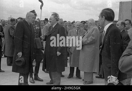 Warszawa, 1948-06-01. Wizyta delegacji rz¹dowej Bu³garii z premierem Georgi Dymitrowem na czele w Polsce (28 maja - 1 czerwca). Uroczystoœæ po¿egnania na lotnisku Okêcie. NZ. na pierwszym planie: premier Józef Cyrankiewicz (L), gen. Brygady Piotr Jaroszewicz (2L), Georgi Dymitrow (3L); w jasnych p³aszczach: minister spraw zagranicznych Zygmunt Modzelewski (5P), wicepremier i Minister spraw zagraniczow Bu³garii 4P Wasyl. mb Kolarnych Warschau, 1. Juni 1948. Die bulgarische Regierungsdelegation, angeführt von Premierminister Georgy Dymitrov, besucht Polen vom 28. Mai bis 1. Juni. Die Abschiedszeremonien Stockfoto