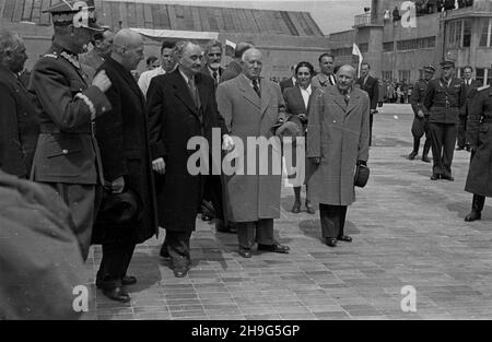 Warszawa, 1948-06-01. Wizyta delegacji rz¹dowej Bu³garii z premierem Georgi Dymitrowem na czele w Polsce (28 maja - 1 czerwca). Uroczystoœæ po¿egnania na lotnisku Okêcie. NZ. w pierwszym rzêdzie, od lewej: Wiceminister obrony narodowej gen. Brygady Piotr Jaroszewicz, Premier Józef Cyrankiewicz, Georgi Dymitrow, wicepremier i Minister Spraw zagranicznych Bu³garii Wasyl Kolarow, Minister spraw zagranicznych Zygmunt Modzelewski, Warschau, 1. Juni 1948. Die bulgarische Regierungsdelegation, angeführt von Premierminister Georgy Dymitrov, besucht Polen vom 28. Mai bis 1. Juni. Die Abschiedszeremonie in Okecie Stockfoto