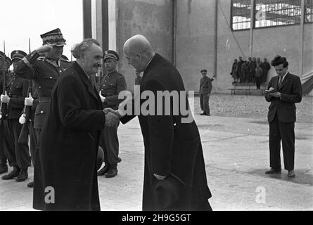 Warszawa, 1948-06-01. Wizyta delegacji rz¹dowej Bu³garii z premierem Georgi Dymitrowem na czele w Polsce (28 maja - 1 czerwca). Uroczystoœæ po¿egnania na lotnisku Okêcie. Nz. Georgi Dymitrow (L) i Premier Józef Cyrankiewicz, w g³êbi wiceminister obrony narodowej gen. Brygady Piotr Jaroszewicz (salutuje). mb PAP Warschau, 1. Juni 1948. Die bulgarische Regierungsdelegation, angeführt von Premierminister Georgy Dymitrov, besucht Polen vom 28. Mai bis 1. Juni. Die Abschiedszeremonie am Flughafen Okecie. Im Bild: Georgy Dymitrov (von links) und Ministerpräsident Jozef Cyrankiewicz, im Hintergrund stellvertretender Verteidigungsminister Brig Stockfoto