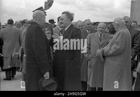 Warszawa, 1948-06-01. Wizyta delegacji rz¹dowej Bu³garii z premierem Georgi Dymitrowem na czele w Polsce (28 maja - 1 czerwca). Uroczystoœæ po¿egnania na lotnisku Okêcie. NZ. na pierwszym planie, od lewej: premier Józef Cyrankiewicz, Georgi Dymitrow; cz³onek Biura Politycznego Komitetu Centralnego Polskiej Partii Robotniczej Jakub Berman (5P), Minister spraw zagranicznych Zygmunt Modzelewski (3P), wicaw remagier i minister kolzaryl Bu³garii (2P mb) Warschau, 1. Juni 1948. Bulgariens Regierungsdelegation, angeführt von Premierminister Georgy Dymitrov, besucht Polen auf Ma Stockfoto