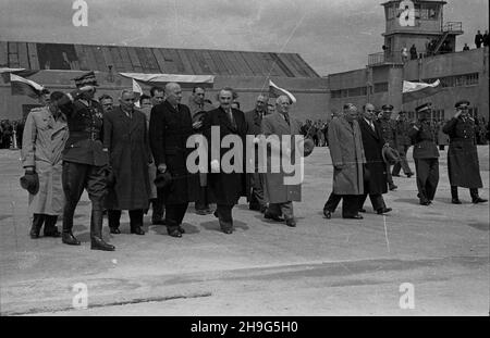 Warszawa, 1948-06-01. Wizyta delegacji rz¹dowej Bu³garii z premierem Georgi Dymitrowem na czele w Polsce (28 maja - 1 czerwca). Uroczystoœæ po¿egnania na lotnisku Okêcie. NZ. w pierwszym rzêdzie m.in.: wiceminister obrony narodowej gen. Brygady Piotr Jaroszewicz (L), Premier Józef Cyrankiewicz (3L), Georgi Dymitrow (4L), wicepremier i Minister Spraw zagranicznych Bu³garii Wasyl Kolarow (5L), Minister Spraw zagranicznyzzelewski munt (6L); Zygwewski munt w drugim rzêdzie (za Kolarowem) wicepremier i Minister elektryfikacji Bu³garii Kimon Georgiew Stojanow. mb PAP Warschau, 1. Juni 1948. Bulgariens Weg Stockfoto