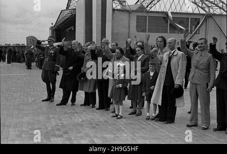 Warszawa, 1948-06-01. Wizyta delegacji rz¹dowej Bu³garii z premierem Georgi Dymitrowem na czele w Polsce (28 maja - 1 czerwca). Uroczystoœæ po¿egnania na lotnisku Okêcie. NZ. m.in. od lewej: Wiceminister obrony narodowej gen. Brygady Piotr Jaroszewicz, Premier Józef Cyrankiewicz, Minister spraw zagranicznych Zygmunt Modzelewski, ambasador Bu³garii Pawe³ Tagorow. mb PAP Warschau, 1. Juni 1948. Die bulgarische Regierungsdelegation, angeführt von Premierminister Georgy Dymitrov, besucht Polen vom 28. Mai bis 1. Juni. Die Abschiedszeremonie am Flughafen Okecie. Im Bild: stellvertretender Verteidigungsminister Brigadier-General P Stockfoto