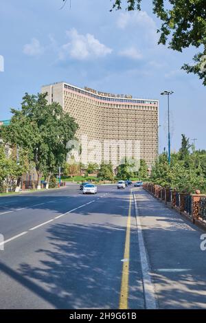 Das ikonische Hotel Uzbekistan wurde 1974 im sowjetischen, russischen, brutalistischen Architekturstil erbaut. In der Innenstadt von Taschkent, Usbekistan. Blick von Stockfoto