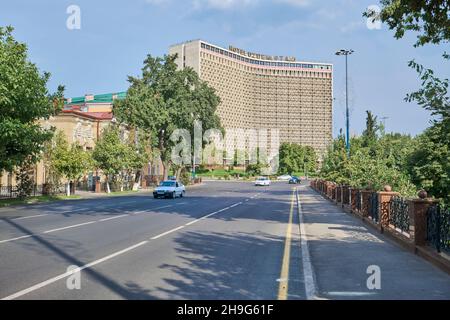 Das ikonische Hotel Uzbekistan wurde 1974 im sowjetischen, russischen, brutalistischen Architekturstil erbaut. In der Innenstadt von Taschkent, Usbekistan. Blick von Stockfoto