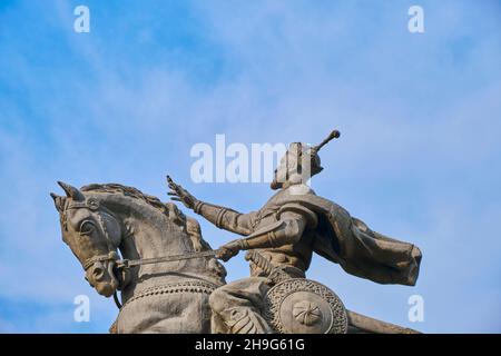 Ein Profil der großen Bronzestatue, Skulptur von Amir Timur auf einem Pferd. Komisch, ein Vogel am Finger. In der Innenstadt von Taschkent, Usbekistan. Stockfoto