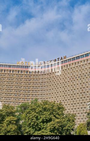 Das ikonische Hotel Uzbekistan wurde 1974 im sowjetischen, russischen, brutalistischen Architekturstil erbaut. In der Innenstadt von Taschkent, Usbekistan. U in der Nähe Stockfoto