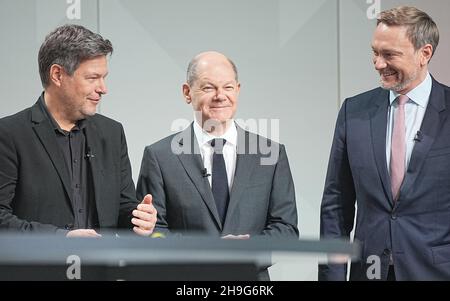 Berlin, Deutschland. 07th Dez 2021. Robert Habeck (l-r), Bundesvorsitzender von Bündnis 90/die Grünen, Olaf Scholz (SPD), designierter Bundeskanzler, Christian Lindner, Parteivorsitzender der FDP, Bei der Unterzeichung des Koaltionsvertrages von SPD, Grünen und FDP zur Bildung einer Bundesregierung. Quelle: dpa picture Alliance/Alamy Live News Stockfoto