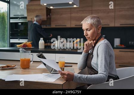 Aufmerksame blonde Frau, die tief in ihren Gedanken ist Stockfoto