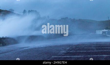 Sturm Barra Wellen brechen über See Verteidigung Wand Tragumna West Cork Irland Stockfoto