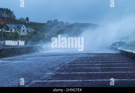 Sturm Barra Wellen brechen über See Verteidigung Wand Tragumna West Cork Irland Stockfoto