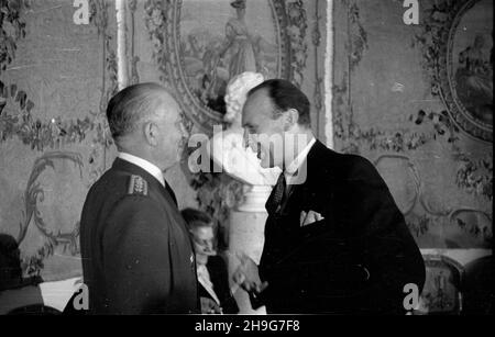 Warszawa, 1948-06-03. Ambasador Czechos³owacji Frantisek Pisek sk³ada listy uwierzytelniaj¹ce w Belwederze na rêce prezydenta Boles³awa Bieruta. NZ. m.in. szef kancelarii prezydenta Kazimierz Mijal (P). Mgs PAP Warschau, 3. Juni 1948. Der tschechoslowakische Botschafter Frantisek Pisek überreicht im Schloss Belvedere Akkreditierungsschreiben an Präsident Boleslaw Bierut. Im Bild: Leiter der Präsidentenkanzlei Kazimierz Mijal (rechts). Mgs PAP Stockfoto