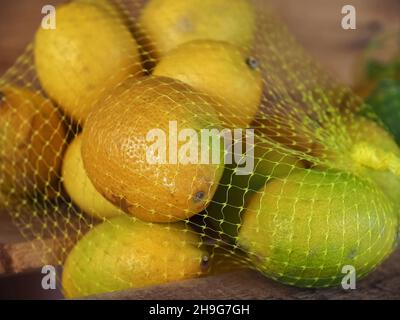 Frische Zitronen in einem Netz bereit zu verkaufen Stockfoto