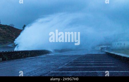 Sturm Barra Wellen brechen über See Verteidigung Wand Tragumna West Cork Irland Stockfoto