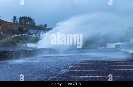 Sturm Barra Wellen brechen über See Verteidigung Wand Tragumna West Cork Irland Stockfoto