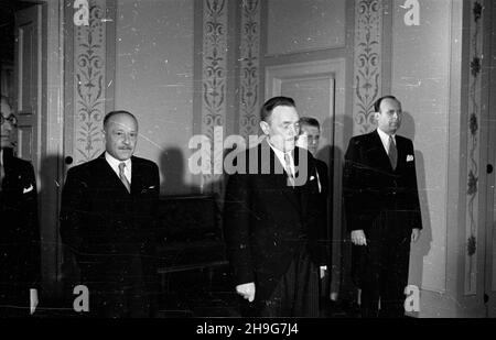 Warszawa, 1948-06-03. Ambasador Czechos³owacji Frantisek Pisek sk³ada listy uwierzytelniaj¹ce w Belwederze na rêce prezydenta Boles³awa Bieruta. NZ. od lewej: Sekretarz generalny w Ministerstwie Spraw Zagranicznych Stefan Wierb³owski, Minister spraw zagranicznych Zygmunt Modzelewski, prezydent Bierut, sekretarka Bieruta Wanda Górska, szef kancelarii prezydenta Kazimierz Mijal. Mgs PAP Warschau, 3. Juni 1948. Der tschechoslowakische Botschafter Frantisek Pisek überreicht im Schloss Belvedere Akkreditierungsschreiben an Präsident Boleslaw Bierut. Bild von links: generalsekretär bei der ausländischen mi Stockfoto