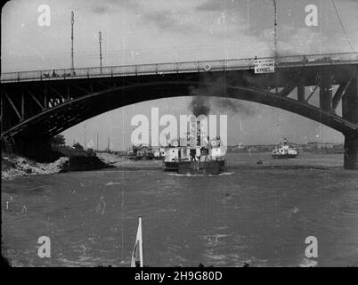 Warszawa, 1948-06-07. Prezentacja, wyremontowanych w warsztatach w P³ocku, pasa¿erskich statków rzecznych: gen. Œwierczewski, gen. Sikorski, Daszyñski, Kiliñski, ¯eromski. NZ. Statek-Gen. Œwierczewski przep³ywa pod mostem Poniatowskiego. wb PAP Warschau, 7. Juni 1948. Präsentation von Pasenger-Flussschiffen, repariert in Reparaturwerkstätten in Plock - Gen. Swierczewski, Gen. Sikorski, Daszynski, Kilinski, Zeromski. Im Bild: Das Gen. Swierczewski-Schiff unter der Poniatowskiego-Brücke. wb Stockfoto