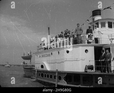 Warszawa, 1948-06-07. Prezentacja, wyremontowanych w warsztatach w P³ocku, pasa¿erskich statków rzecznych: gen. Œwierczewski, gen. Sikorski, Daszyñski, Kiliñski, ¯eromski. NZ. pasa¿erowie na statku gen. Œwierczewski. wb PAP Warschau, 7. Juni 1948. Präsentation von Pasenger-Flussschiffen, repariert in Reparaturwerkstätten in Plock - Gen. Swierczewski, Gen. Sikorski, Daszynski, Kilinski, Zeromski. Im Bild: Passagiere an Bord des Gen. Swierczewski-Schiffes. wb Stockfoto