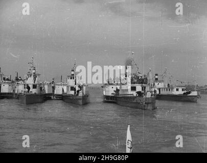 Warszawa, 1948-06-07. Prezentacja, wyremontowanych w warsztatach w P³ocku, pasa¿erskich statków rzecznych: gen. Œwierczewski, gen. Sikorski, Daszyñski, Kiliñski, ¯eromski. NZ. Flotylla, ze statkiem gen. Œwierczewski na czele p³ynie w górê rzeki. wb PAP Warschau, 7. Juni 1948. Präsentation von Pasenger-Flussschiffen, repariert in Reparaturwerkstätten in Plock - Gen. Swierczewski, Gen. Sikorski, Daszynski, Kilinski, Zeromski. Im Bild: Die Flottille, angeführt vom General Swierczewski-Schiff, segelt den Fluss hinauf. wb PAP Stockfoto