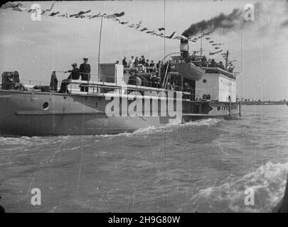 Warszawa, 1948-06-07. Prezentacja, wyremontowanych w warsztatach w P³ocku, pasa¿erskich statków rzecznych: gen. Œwierczewski, gen. Sikorski, Daszyñski, Kiliñski, ¯eromski. NZ. Rufa Statku gen. Œwierczewski. wb PAP Warschau, 7. Juni 1948. Präsentation von Pasenger-Flussschiffen, repariert in Reparaturwerkstätten in Plock - Gen. Swierczewski, Gen. Sikorski, Daszynski, Kilinski, Zeromski. Im Bild: Das Heck des Gen. Swierczewski-Schiffes. wb Stockfoto