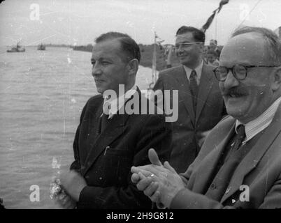 Warszawa, 1948-06-07. Prezentacja, wyremontowanych w warsztatach w P³ocku, pasa¿erskich statków rzecznych: gen. Œwierczewski, gen. Sikorski, Daszyñski, Kiliñski, ¯eromski. NZ. m.in.: Minister komunikacji Jan Rabanowski (1L), Wiceminister komunikacji Zygmunt Balicki (P), oklaskuj¹ nadp³ywaj¹c¹ flotyllê. wb PAP Warschau, 7. Juni 1948. Präsentation von Pasenger-Flussschiffen, repariert in Reparaturwerkstätten in Plock - Gen. Swierczewski, Gen. Sikorski, Daszynski, Kilinski, Zeromski. Im Bild: Verkehrsminister Jan Rabanowski (1st links), stellvertretender Verkehrsminister Zygmunt Balicki (rechts) applaudierten dem f Stockfoto