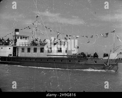 Warszawa, 1948-06-07. Prezentacja, wyremontowanych w warsztatach w P³ocku, pasa¿erskich statków rzecznych: gen. Œwierczewski, gen. Sikorski, Daszyñski, Kiliñski, ¯eromski. NZ. pasa¿erowie na statku gen. Œwierczewski. wb PAP Warschau, 7. Juni 1948. Präsentation von Pasenger-Flussschiffen, repariert in Reparaturwerkstätten in Plock - Gen. Swierczewski, Gen. Sikorski, Daszynski, Kilinski, Zeromski. Im Bild: Passagiere an Bord des Gen. Swierczewski-Schiffes. wb Stockfoto