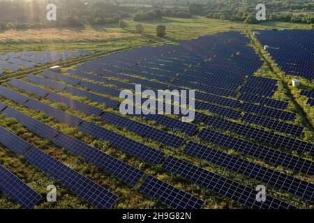 Ansicht eines Solarkraftwerks, Reihen von Solarzellen, Solarzellen, Draufsicht, Draufsicht eines Solarkraftwerks, industrieller Hintergrund zum Thema erneuerbare Ressourcen, Kraftwerk. Stockfoto