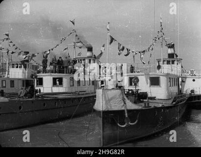 Warszawa, 1948-06-07. Prezentacja, wyremontowanych w warsztatach w P³ocku, pasa¿erskich statków rzecznych: gen. Œwierczewski, gen. Sikorski, Daszyñski, Kiliñski, ¯eromski. NZ. w Centrum statek gen. Œwierczewski. wb PAP Warschau, 7. Juni 1948. Präsentation von Pasenger-Flussschiffen, repariert in Reparaturwerkstätten in Plock - Gen. Swierczewski, Gen. Sikorski, Daszynski, Kilinski, Zeromski. Im Zentrum das Gen. Swierczewski Schiff. wb Stockfoto